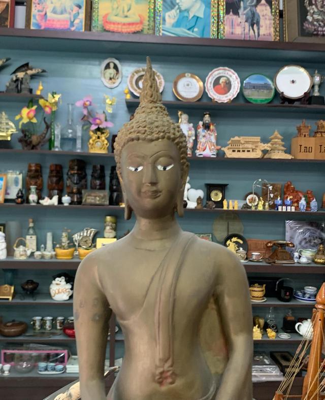 พระพุทธรูป องค์ใหญ่ เนื้อทองเหลือง 9