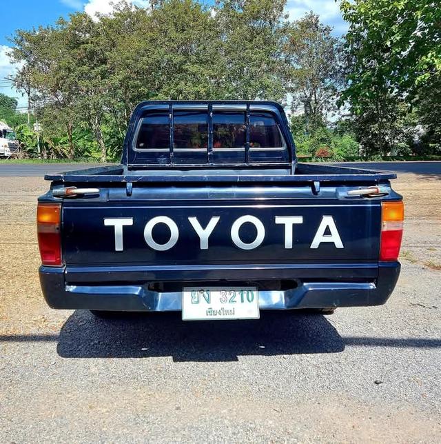 TOYOTA HILUX HERO 1986 3