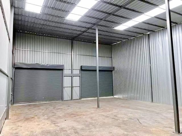 พระจอมเกล้าลาดกระบัง 5.15กม. ติดถนนใหญ่ สารีบุตร-ทับยาว หัวตะเข้ รร.ประสานสามัคคี 300ม. ให้เช่าโกดังใหม่ 120ตร.ม. 30ตร.ว 5