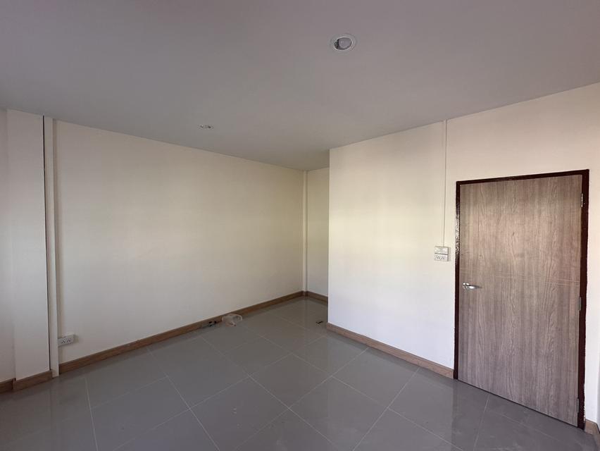 ขายทาวน์เฮ้าส์ 2 ชั้น รีโนเวทใหม่ทั้งหลัง สไตล์มินิมอล ทำเลดี 8