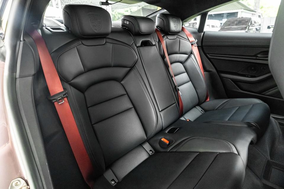 Porsche Taycan Turbo (2023) 12