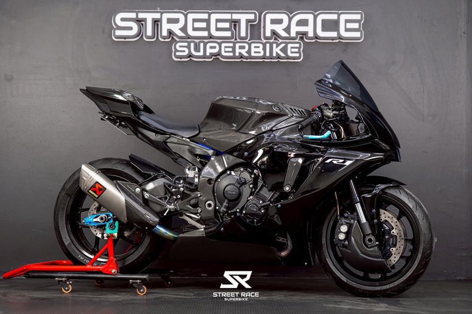YAMAHA R1 จดทะเบียน 2021 สีดำทรงหล่อๆ