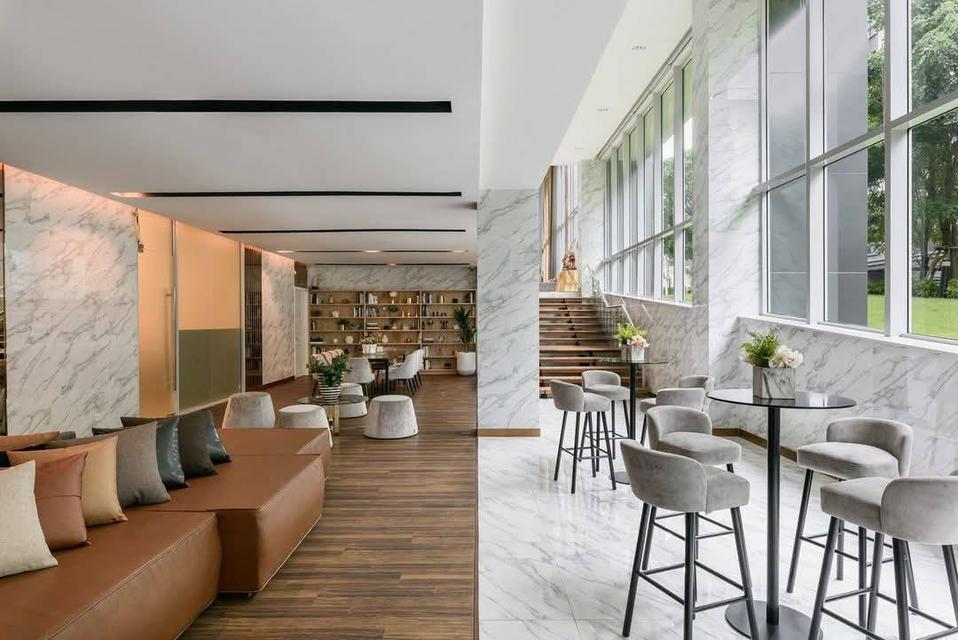 Notting Hill Condo Sriracha 16