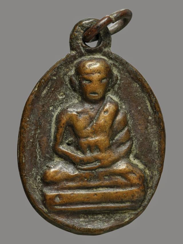 เหรียญหล่อโบราณ หลวงพ่อไปล่ วัดกำแพง รุ่นแรก พิมพ์รูปไข่ เนื้อเหลือง” สภาพสวยเดิมสมบูรณ์