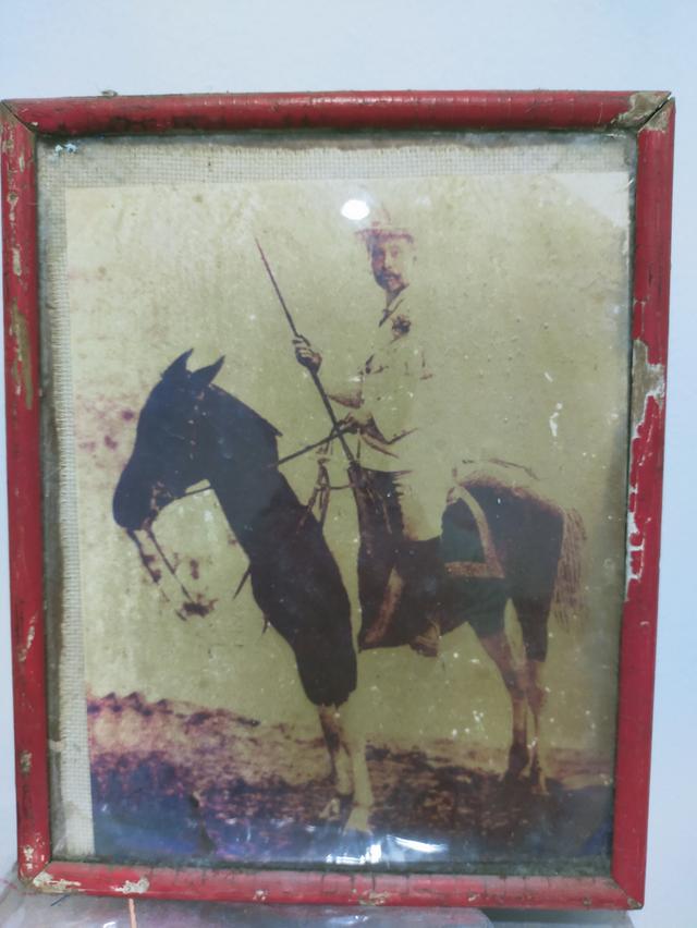 รูปภาพทรงม้ากรอบไม้เก่า