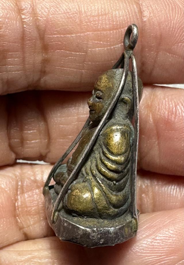 หลวงพ่อเงินพิมพ์นิยมสภาพสวย เลี่ยมกระเช้าเงินโบราณ รูปย่อยที่ 4