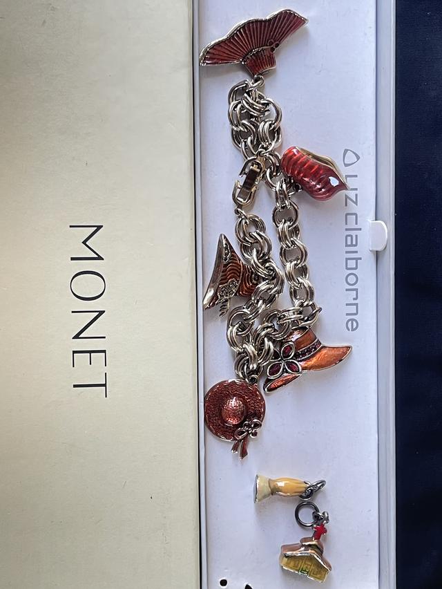 สร้อยข้อมือในภาพเป็นสร้อยข้อมือชาร์มสไตล์วินเทจจากแบรนด์ Monet 4