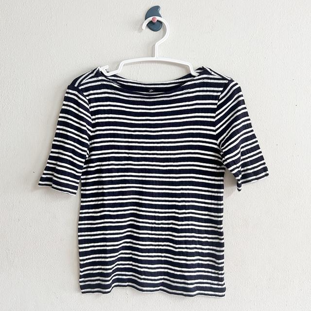 ยุนิM เสื้อยืดหญิงคอปาดลายทางขาวดำแขนกระบอก