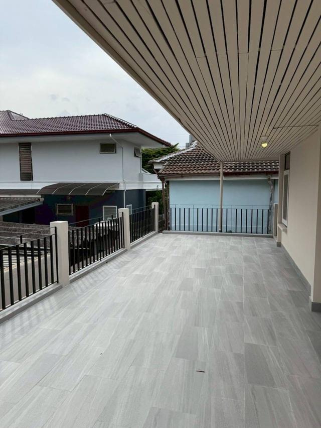 บ้านให้เช่า143ตรว.ถ.รามคำแหง60เข้าทางรามคำแหง68และกรุงเทพกรีฑา7สามารถจดในนามบริษัทได้ จอดรถได้หลายคัน ถนนหน้าบ้านกว้าง เดินทางสะดวก ว่างพร้อมเข้าอยู่ 17