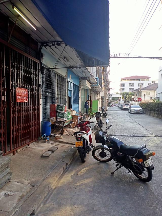 ให้เช่าอาคารพาณิชย์5ชั้น จันทน์32 มีห้องน้ำและห้องนอนทุกชั้น ใกล้สถานีรถไฟฟ้าสุรศักดิ์ เหมาะสำหรับทำธุรกิจหรืออยู่อาศัย 3