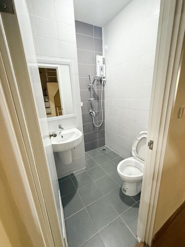 🏙️ ทาวน์โฮม 2 ชั้น ทำเลทองรวมโชค ใกล้มีโชคพลาซ่าเพียง 1 กม. พร้อมสระว่ายน้ำส่วนกลาง Modern 3-Bedroom Townhome for Rent - Ruamchok Area, Near Meechok 3