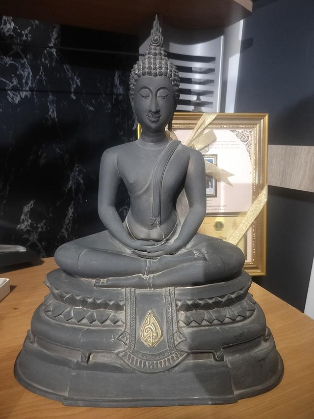 พระบูชา พระพุทธมหามุนี ราชสีมามงคล ภูมิพลมหาราช หน้าตัก 9 นิ้ว ฐาน 13 นิ้ว สูง 17 นิ้ว จัดสร้างเพื่อเฉลิมพระเกียรติ ในหลวง ร๙