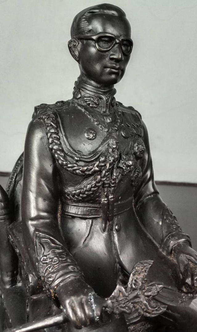 571.พระบรมรูปหล่อในหลวงรัชกาลที่ 9 พระบาทสมเด็จพระปรมินทรมหาภูมิพลอดุลยเดช ทรงประทับนั่งบัลลังก์ 8