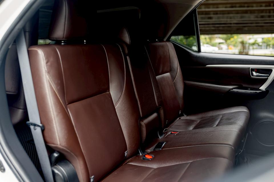 Toyota Fortuner 2.4V ปี18 16