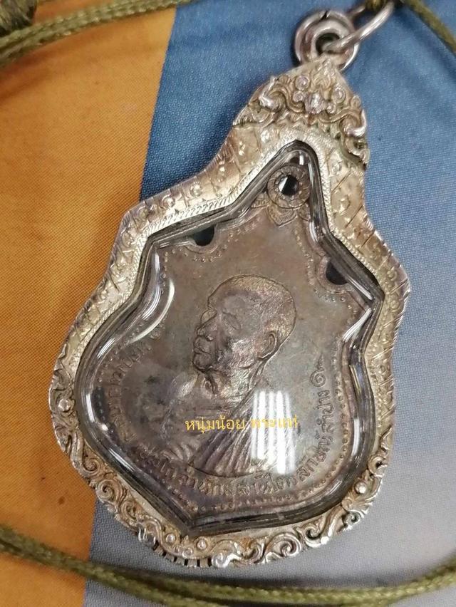 หลวงพ่อเกษม เหรียญเนื้อเงิน เลี่ยมกันน้ำเงินแท้ กองพันเชียงใหม่ 2518  เป็นเนื้อเงิน 1 ใน 299 เหรียญที่สร้างทั้งหมด รูปที่ 3