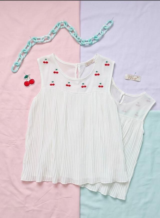 เสื้อใส่เล่นสบายๆเสื้อกล้ามสีขาวลายปักเชอร์รี่สีแดงทรงอัดพลีทไร้แขน สไตล์น่ารักสดใส