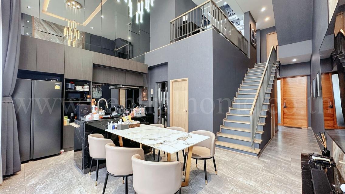 ทาวน์โฮม เธอ ลาดพร้าว 93 ระดับ Luxury 3.5 ชั้น Fully Furnishe มีลิฟต์ในตัว พร้อมอยู่ 4