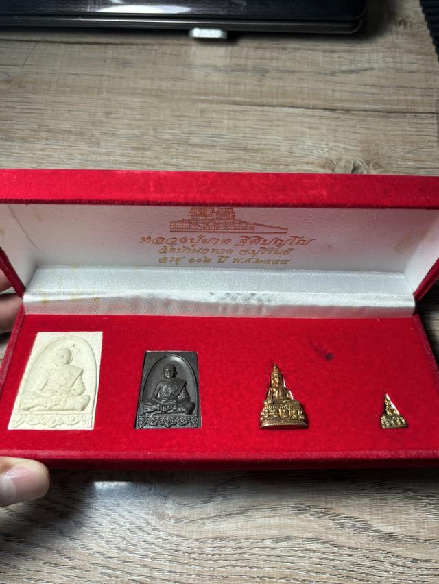 หลวงปู่ผาด วัดบ้านกรวด ปี55 ชุดกรรมการ