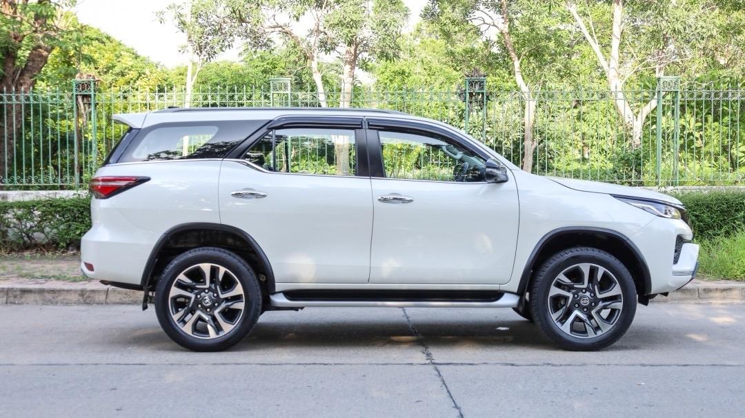 Toyota FORTUNER 2.4 V ปี 2021 สีขาว  2