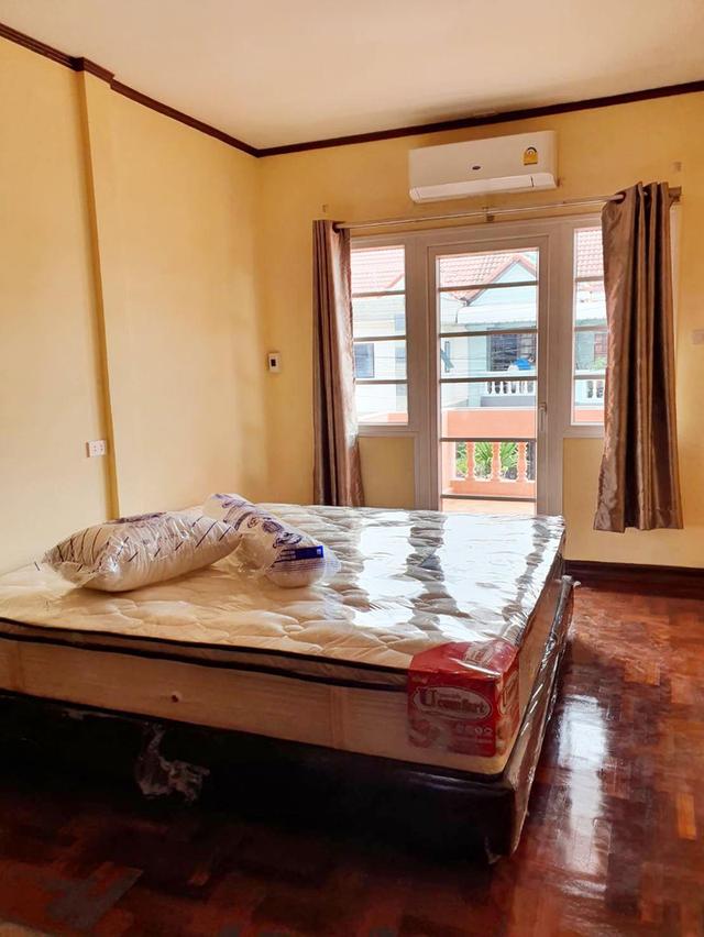 ให้เช่าทาวน์เฮ้าส์ 2 ชั้นครึ่ง หมู่บ้านพรไพลิน ลาดพร้าว 41/1 กทม. ใกล้สถานีรถไฟฟ้า MRT สถานีลาดพร้าว ห่างประมาณ 1 ก.ม.(ประมาณ 4 ป้ายรถเมล์) หน้าปากซอย 6