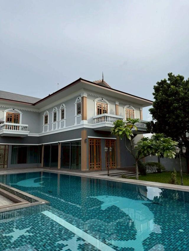 🏰✨ ขาย/เช่า คฤหาสน์หรูปลูกสร้างเอง (1 ไร่) พื้นที่ใช้สอยกว่า 750 ตร.ม. พร้อมสระว่ายน้ำส่วนตัว บิ้วอินหรูทั้งหลัง ใกล้รถไฟฟ้าสายสีชมพู! 1