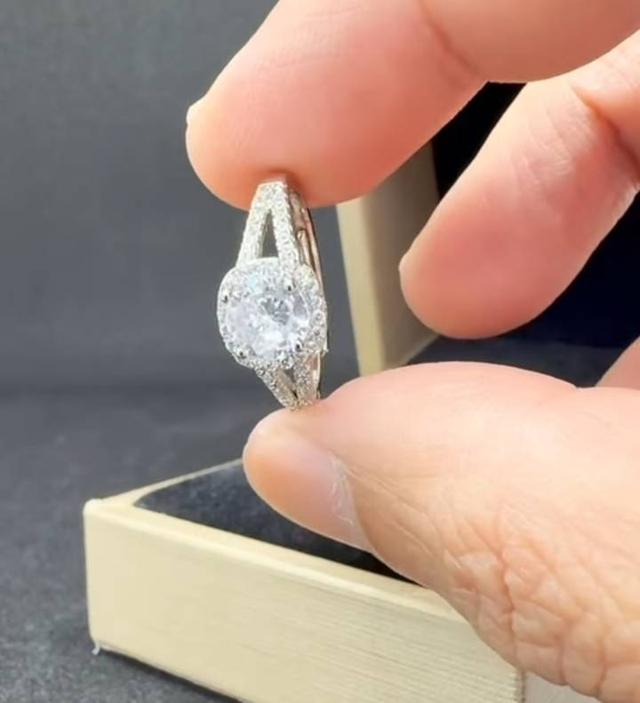 แหวนเพชรแท้ ดีไซน์ทันสมัย ราคาสบายกระเป๋า พร้อมใบรับประกันสินค้าที่ปุอามี่ Diamond Lap Rama2 (095-8894732)