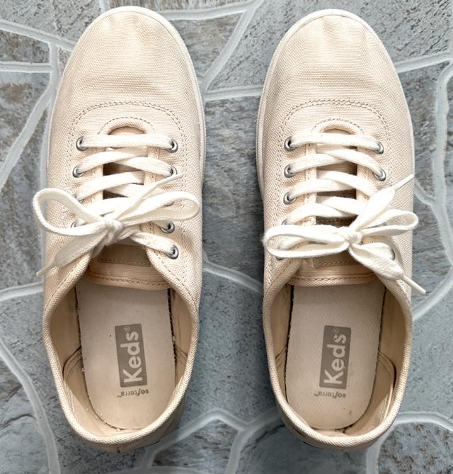 รองเท้าผ้าใบสีครีม Keds