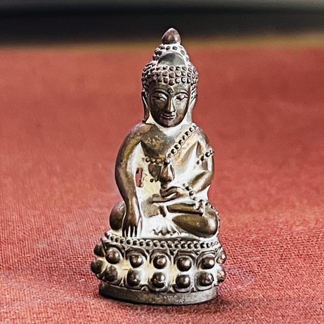 พระกริ่งชินบัญชร (อุดกริ่ง) หลวงปู่เกลี้ยง เตชธมฺโม เนื้อนวโลหะเต็มสูตรนำฤกษ์ ก้นทองคำแท้ หมายเลข ๑๗ จัดสร้าง ๑๐๘ องค์ วัดโนนเกด ศรีสะเกษ ￼