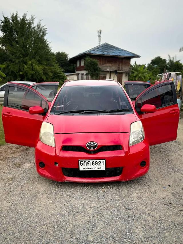 Toyota Yaris สีแดงสวยๆ