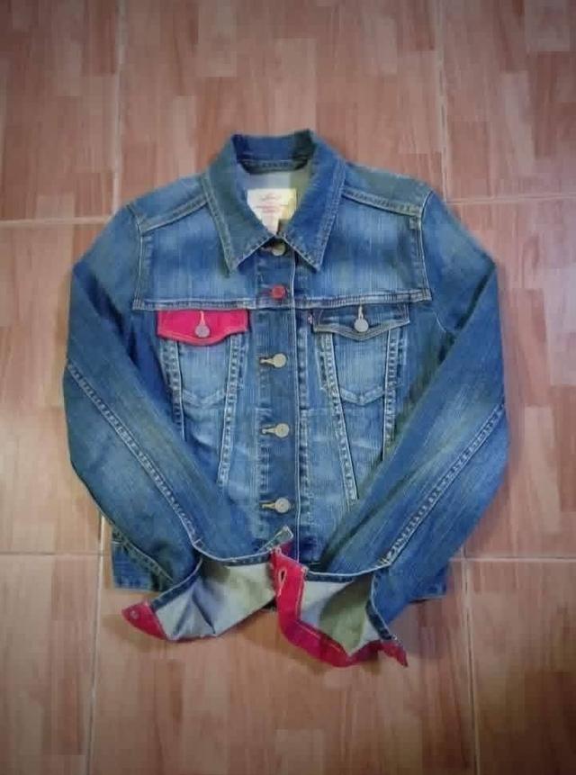 LEVI'S แจ๊กเก็ตยีนส์ สำหรับสาวตัวเล็ก แต่งขอบ+กระดุมแดง สภาพดี ไม่มีตำหนิเปื้อนขาด