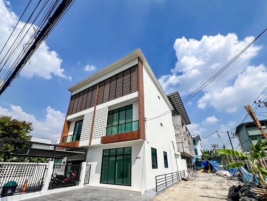 ขายด่วน! ทาวน์โฮม 3 ชั้นมือหนึ่ง หลังมุม แจ้งวัฒนะ 6 ใกล้รถไฟฟ้า 3 สาย 2