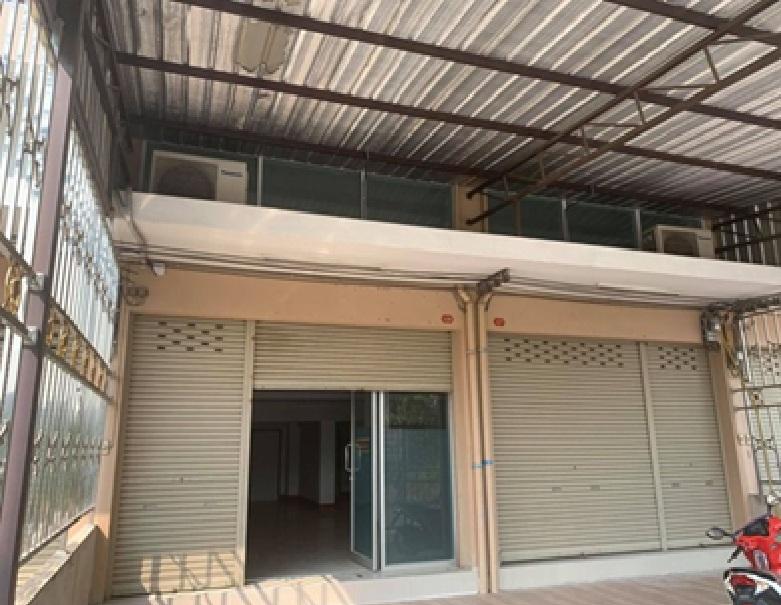 ให้เช่าอาคารพาณิชย์ 2 คูหา 4.5 ชั้น ริมถนนลาดกระบัง เข้าซอยไม่ลึก แอร์ 10 เครื่อง จอดรถในรั้ว 2 คัน 4