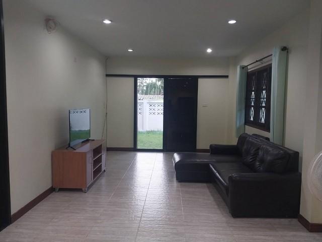 ให้เช่าบ้านโมเดิร์น2ชั้น 100ตรว. 5นอน3น้ำ เช่าลดเหลือ 26,000บ. เฟอร์ครบ เลี้ยงสัตว์ได้ แยกกองทราย บ้านจินดาวิลล่า ต.หนอง 3