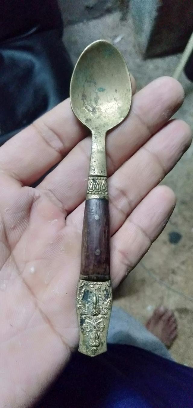 ช้อนทองเหลืองโบราณๆสนใจโทมา200บาท