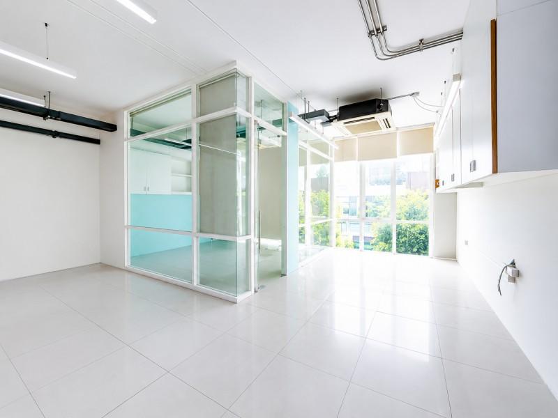 12ที่จอดรถ คิงเพาเวอร์ ให้เช่าอาคารสำนักงาน 8 ชั้น ดาดฟ้าที่ดิน80 ตร.ว. BRT 1,290ตร.ม. มหานคร 800 ม. อาคารสงเคราะห์BTSช่ 8