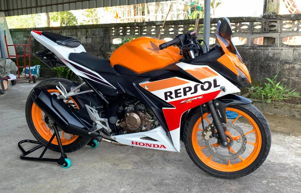 Honda CBR สีส้ม 3