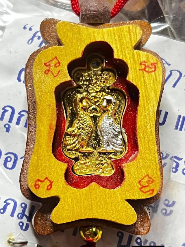 นกสาริกาเงิน ทอง มหาลาภ รวยทรัพย์ ในกรอบ"ไม้ขนุน" หลวงพ่อรวย วัดตะโก ปลุกเสก