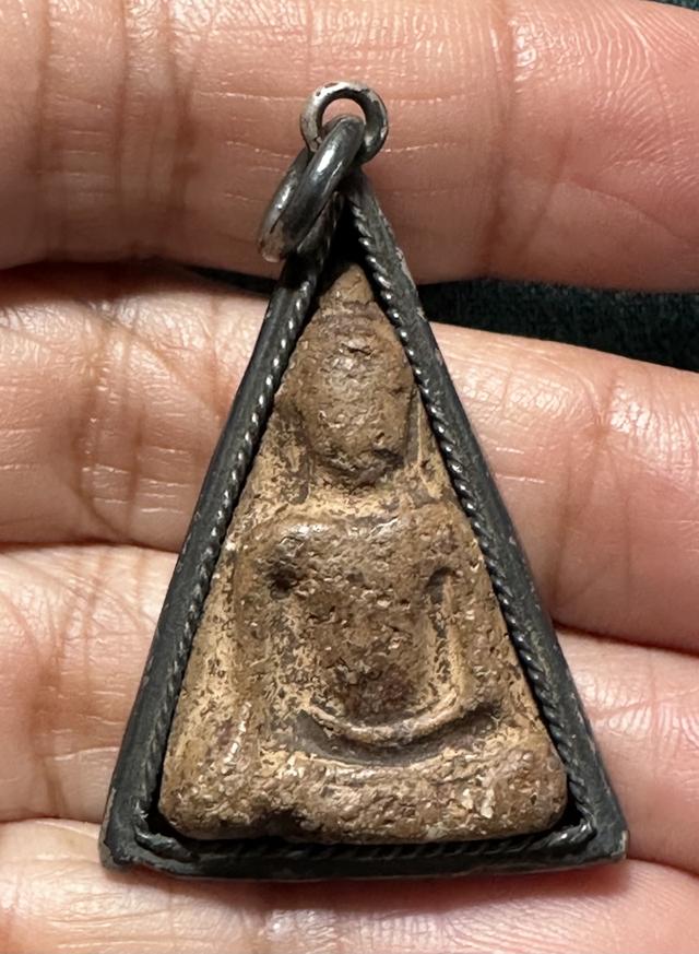 พระนางพญา พิมพ์เข่าโค้ง เลี่ยมเงินโบราณ