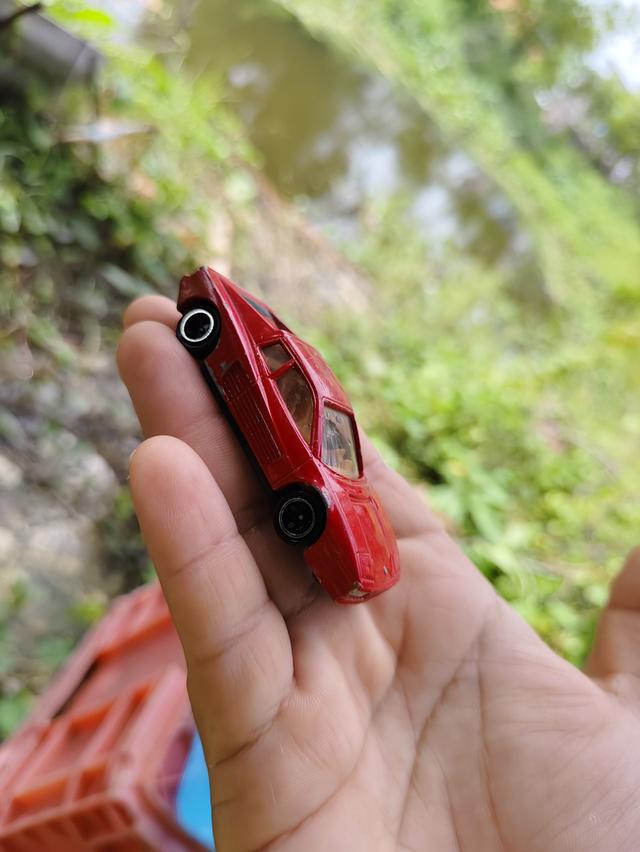 รถของเล่นในภาพคือ Tomica No. 91 Ferrari Testarossa เป็นโมเดลรถจำลองมาตราส่วน 1/60 ผลิตโดย Tomy ในปี 1988 6