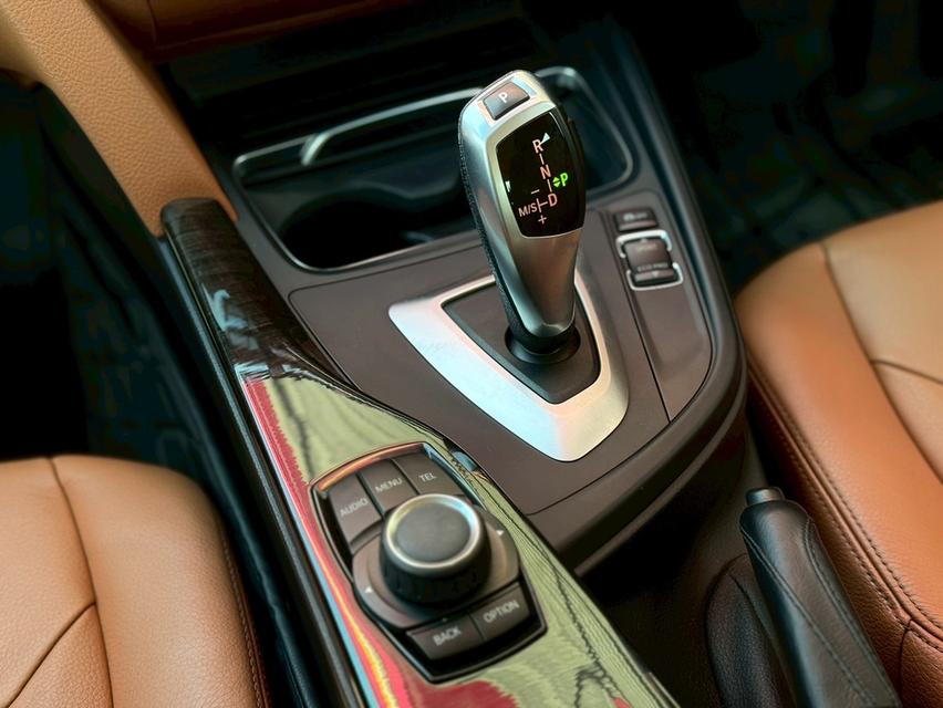 ปี 2016 BMW SERIES 3, 320d LUXURYโฉม F30 ปี12-20 สีดำ เครื่องยนต์ดีเซลตัวLCI เซอร์วิสศูนย์ BMW รูปที่ 9