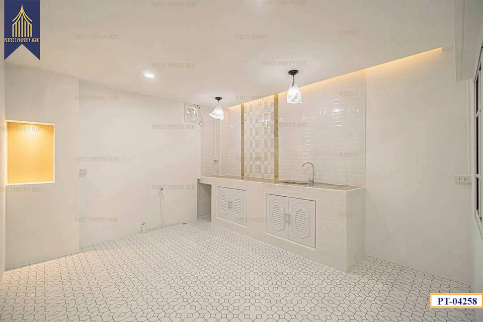 ขาย ทาวน์เฮ้าส์ สุชา บางบัวทอง ตกแต่งใหม่ มีเทอเรซ พร้อมอยู่ ฟรีโอน 6