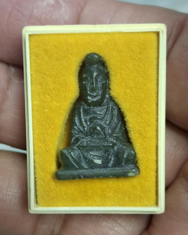 พระหยกแกะ พิมพ์เจ้าแม่กวนอิม หลวงพ่อวิริยังค์ รูปที่ 2