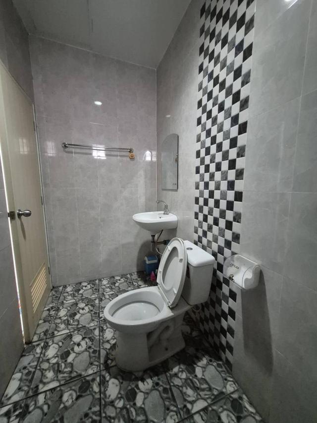 บ้านเดี่ยว 50 ตรว 2 ห้องนอน ติดแอร์ทั้ง 2ห้อง 2 ห้องน้ำ เครื่องทำน้ำอุ่น 1ตัว 1 ห้องโถง 1 ครัว มุ้งลวด แหล็กดัด ผ้าม่านอย่างหนากัน UV  จอดรถยนต์ได้ 2 16