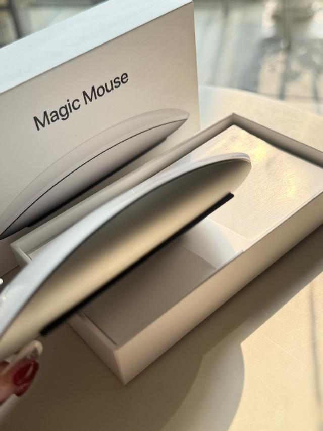 Apple Magic Mouse แท้ สีขาว ใช้ 2 ครั้ง สภาพ 99% กล่องครบ รุ่น Lightning รูปที่ 4