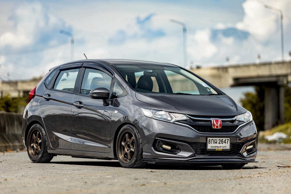 🔥 HONDA JAZZ GK V+ ปี 2019 — ไมล์ 7 หมื่นโล แต่งหล่อพร้อมใช้! 🔥Honda Jazz GK 1.5 V+ CVT ปี 2019สีเทา