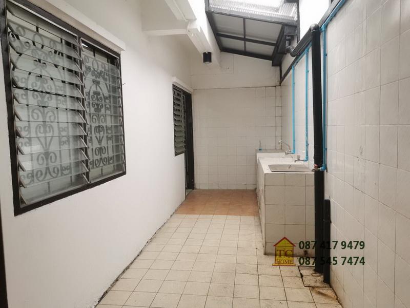 ขายด่วนบ้านแฝด 2 ชั้น 31 ตรว. อยู่สุขุมวิท 107 ใกล้รฟฟ. เยื้องสามแยกแบริ่ง-ลาซาล ใกล้โรงเรียนเซนต์โยเซฟบางนา มีต่อเติมและพื้นที่เหลือด้านข้าง 13