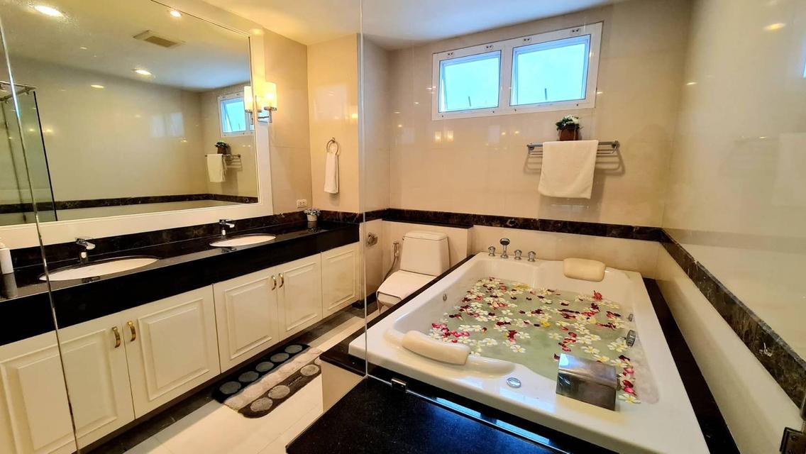 Penthouse duplex for rent, 22nd-23rd floor, Piyathip Place, Sukhumvit 39. Excellent location, convenient transportation, near ASB International School 12