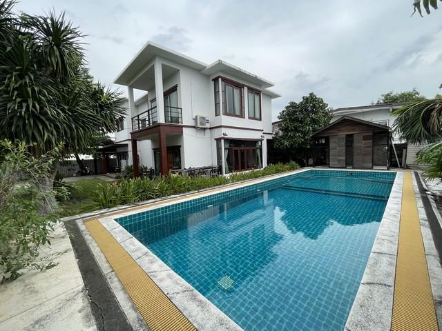 ให้เช่าบ้านเดี่ยว 2 ชั้น 200 ตรว. 7 ห้องนอน พร้อมสระว่ายน้ำ นาคนิวาส 37 ใกล้เซ็นทรัล อีสต์วิลล์ สตรีวิทยา2 ตกแต่งสไตล์ไม 1
