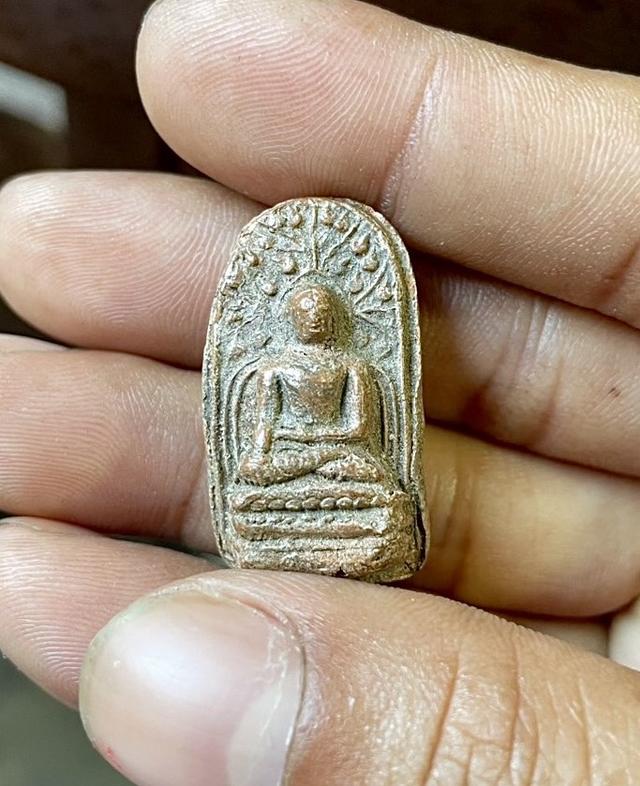 พระคงลำพูน กรุเก่า เนื้อดิน วัดพระคงฤๅษี สีพิกุลค่อนสีเนื้อ