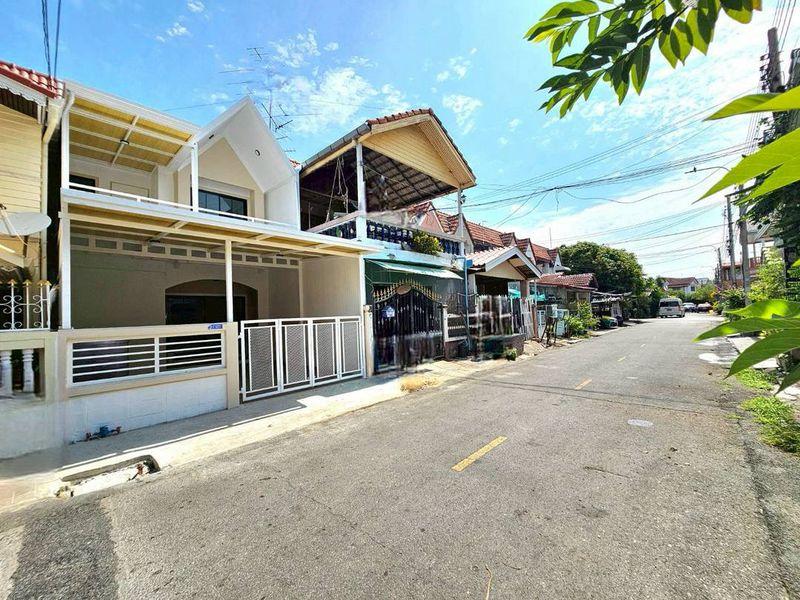 หมู่บ้านบัวทอง2  ติดรถไฟฟ้าสายสีม่วง สถานีคลองบางไผ่ ทาวน์เฮาส์ 2 ชั้น   ตกแต่งใหม่พร้อมอยู่ 2